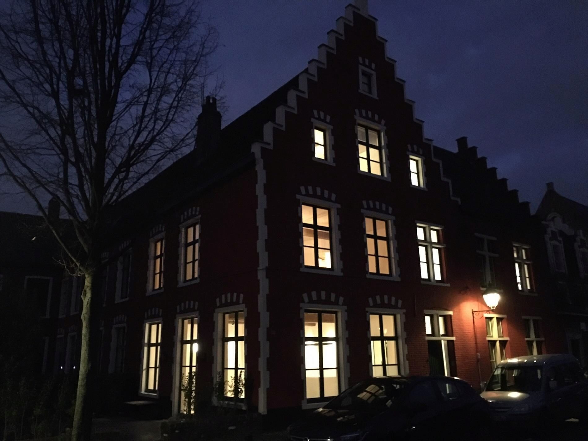 Tot in de puntjes gerenoveerd Begijnhofhuis met stadstuintje.  