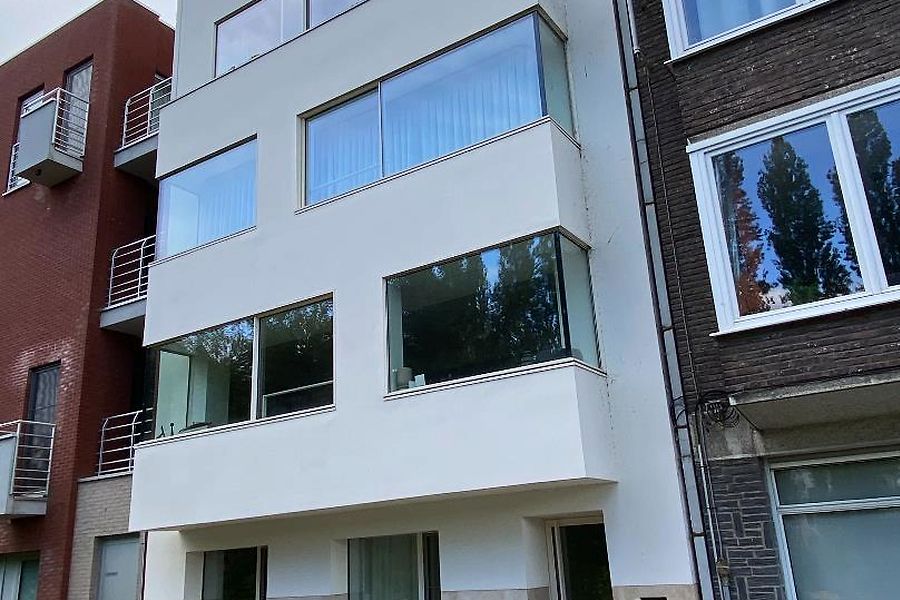 Kwalitatief afgewerkt tweeslaapkamer appartement met ruim zonneterras.