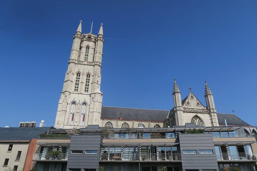 Zeer rustig gelegen tweeslaapkamer appartement met zicht op Sint-Baafs kathedraal. 