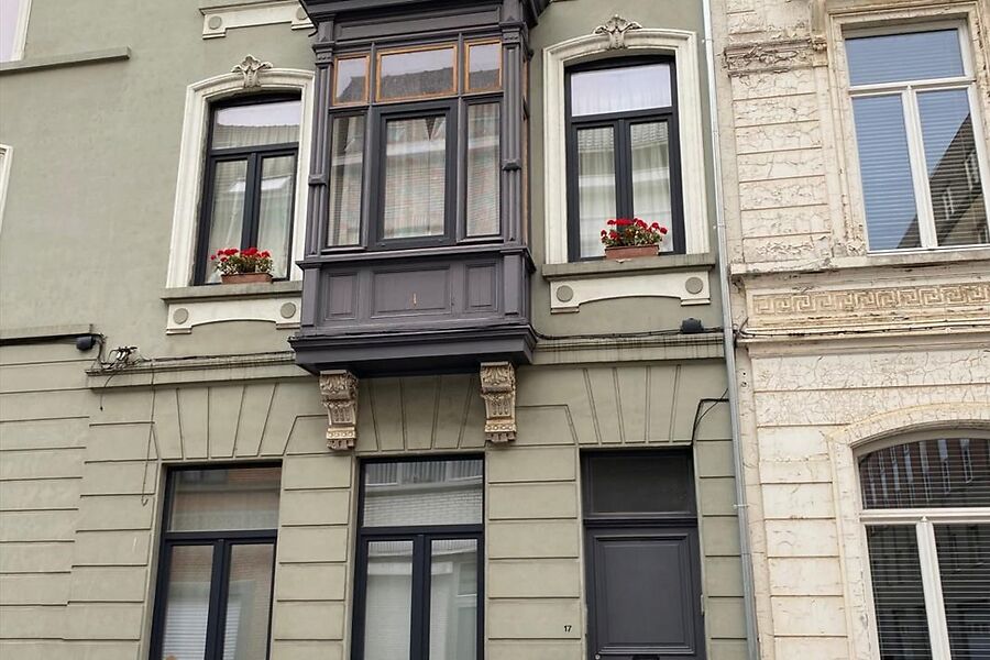 TE HUUR Gent, zeer ruim loft-appartement met slaapkamer en mezzanine. 