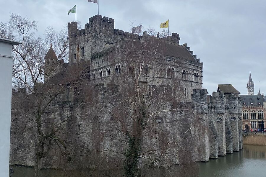 Woning met zicht op de Gravensteen te huur, onmiddellijk vrij.