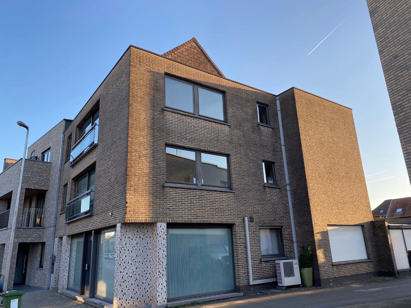 Gerenoveerd ruim gelijkvloers appartement met koertje en garage. 