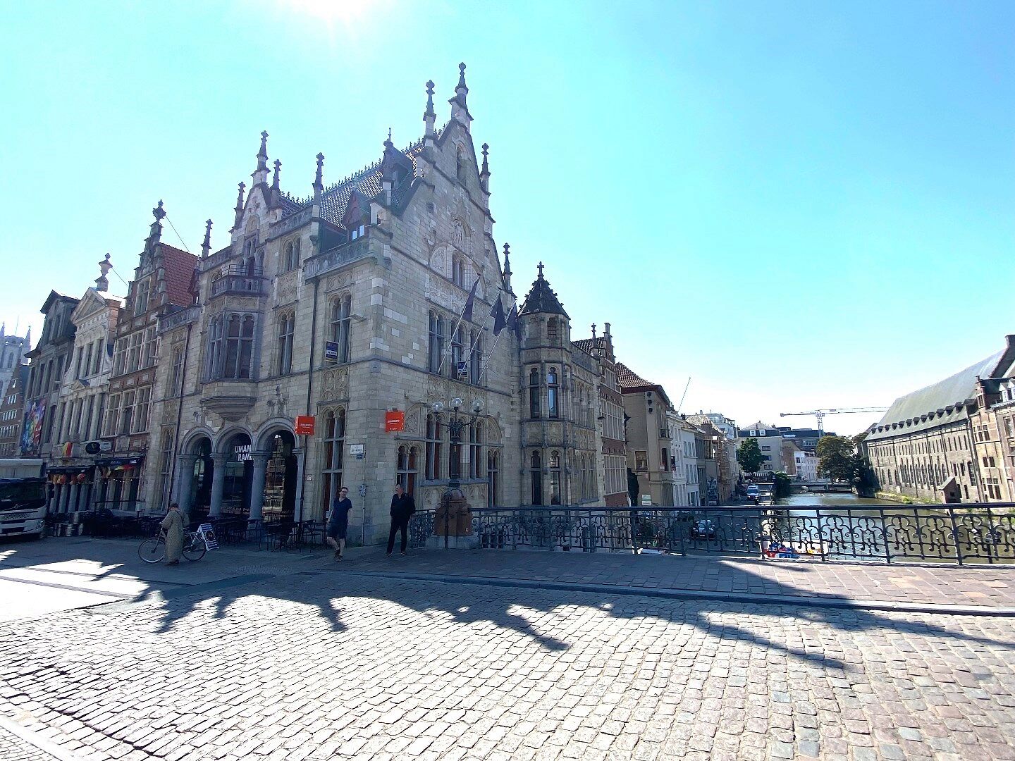 Predikherenlei GENT : ruim tweeslaapkamer appartement met twee badkamers.