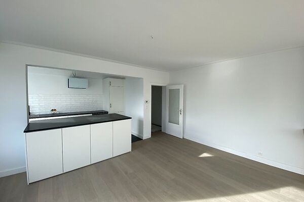 Volledig vernieuwd ruim drieslaapkamer appartement nabij Gent-Zuid.