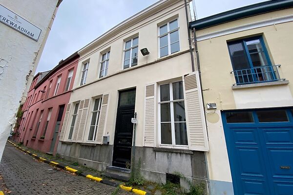 TE KOOP stadspareltje met drie slaapkamers en stadstuin. 