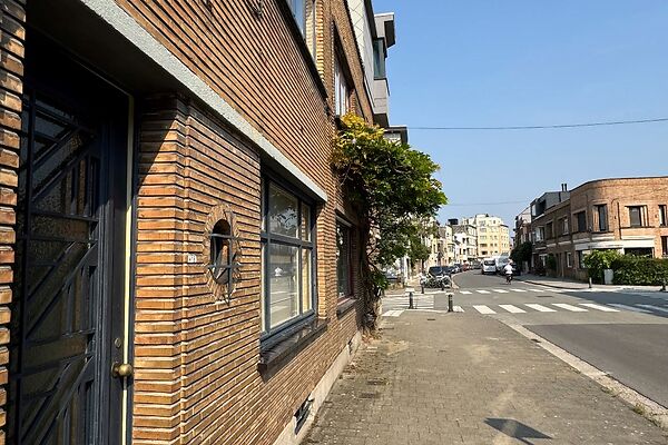 Zeer goed gelegen woning in de Gentse stationsbuurt met 3 slaapkamers en stadstuin.