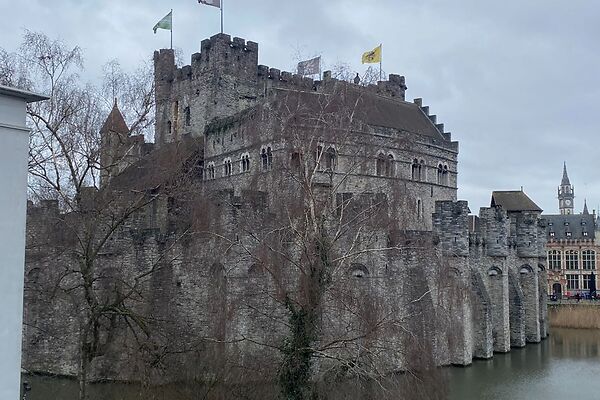 Woning met zicht op de Gravensteen te huur, onmiddellijk vrij.